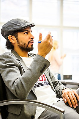 포토 JPG 서양인 외국인 남자 실내 대화 한명 앉기 상반신 20대 성인 옆모습 사무실 비즈니스맨 집중 성인남자한명만 국내포토 1 뷰포인트 컨셉 비즈니스 모션 말하기 사람 인종 청년 내부 직장인 남자한명만 성인남자만 파일형식