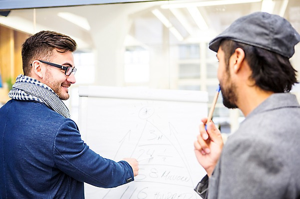 포토 JPG 서양인 외국인 남자 회의 협력 실내 서기 상반신 20대 성인 두명 옆모습 사무실 비즈니스맨 동료 성인남자만 국내포토 뷰포인트 비즈니스 관계 모션 사람 인종 청년 내부 직장인 남자만 성인만 파일형식