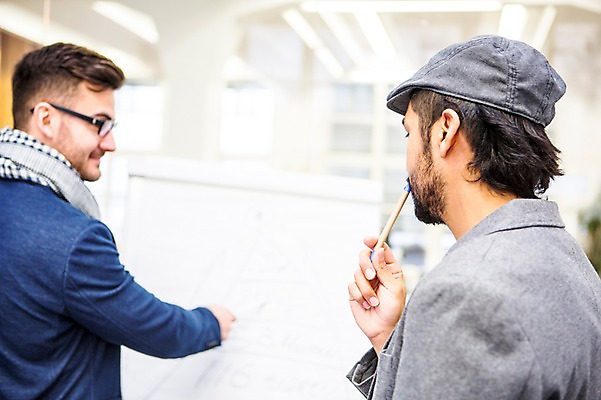 포토 JPG 서양인 외국인 남자 회의 협력 실내 서기 상반신 20대 성인 두명 옆모습 사무실 비즈니스맨 동료 성인남자만 국내포토 뷰포인트 비즈니스 관계 모션 사람 인종 청년 내부 직장인 남자만 성인만 파일형식