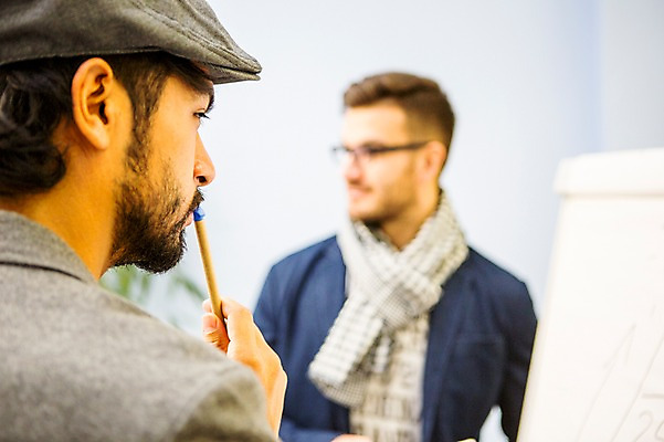 포토 JPG 서양인 외국인 남자 협력 실내 서기 상반신 20대 성인 두명 앞모습 뒷모습 아웃포커스 사무실 비즈니스맨 동료 성인남자만 국내포토 뷰포인트 비즈니스 관계 모션 촬영기법 사람 인종 청년 내부 직장인 남자만 성인만 파일형식