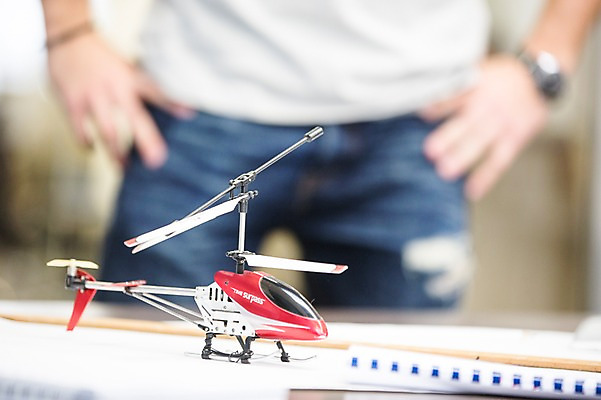 포토 JPG 서양인 외국인 남자 실내 실험 한명 서기 20대 성인 앞모습 사무실 모형 하반신 비즈니스맨 헬리콥터 성인남자한명만 국내포토 1 뷰포인트 비즈니스 모션 비행기 사람 인종 청년 내부 직장인 남자한명만 성인남자만 파일형식