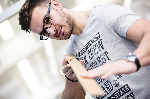 포토 JPG 서양인 외국인 남자 실내 한명 서기 상반신 20대 성인 앞모습 사무실 업무 비즈니스맨 집중 성인남자한명만 국내포토 1 뷰포인트 컨셉 비즈니스 모션 사람 인종 청년 내부 작업 직장인 남자한명만 성인남자만 파일형식