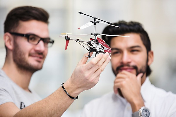 포토 JPG 서양인 외국인 남자 회의 협력 실내 실험 서기 들기 상반신 20대 성인 두명 앞모습 사무실 모형 비즈니스맨 헬리콥터 동료 성인남자만 국내포토 뷰포인트 비즈니스 관계 모션 비행기 사람 인종 청년 내부 직장인 남자만 성인만 파일형식