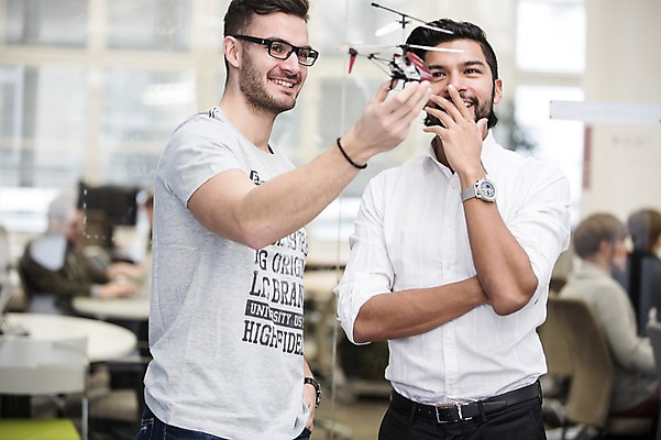 포토 JPG 서양인 외국인 남자 회의 협력 실내 실험 서기 들기 상반신 20대 성인 두명 앞모습 사무실 모형 비즈니스맨 헬리콥터 동료 성인남자만 국내포토 뷰포인트 비즈니스 관계 모션 비행기 사람 인종 청년 내부 직장인 남자만 성인만 파일형식