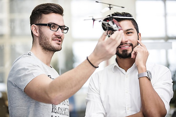 포토 JPG 서양인 외국인 남자 회의 협력 실내 실험 서기 들기 상반신 20대 성인 두명 앞모습 사무실 모형 비즈니스맨 헬리콥터 동료 성인남자만 국내포토 뷰포인트 비즈니스 관계 모션 비행기 사람 인종 청년 내부 직장인 남자만 성인만 파일형식