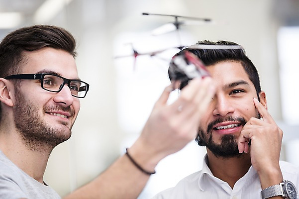 포토 JPG 서양인 외국인 남자 회의 협력 실내 실험 서기 들기 상반신 20대 성인 두명 앞모습 사무실 모형 비즈니스맨 헬리콥터 동료 성인남자만 국내포토 뷰포인트 비즈니스 관계 모션 비행기 사람 인종 청년 내부 직장인 남자만 성인만 파일형식