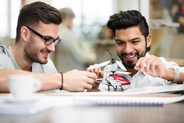 포토 JPG 서양인 외국인 남자 회의 협력 실내 실험 서기 들기 상반신 20대 성인 두명 앞모습 사무실 모형 비즈니스맨 헬리콥터 동료 성인남자만 국내포토 뷰포인트 비즈니스 관계 모션 비행기 사람 인종 청년 내부 직장인 남자만 성인만 파일형식