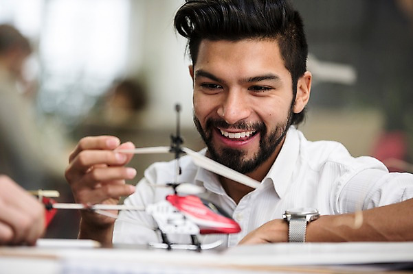 포토 JPG 서양인 외국인 남자 실내 실험 한명 미소 상반신 20대 성인 앞모습 사무실 모형 비즈니스맨 헬리콥터 즐거움 성인남자한명만 국내포토 1 감정 뷰포인트 비즈니스 비행기 표정 사람 인종 청년 내부 직장인 남자한명만 성인남자만 파일형식