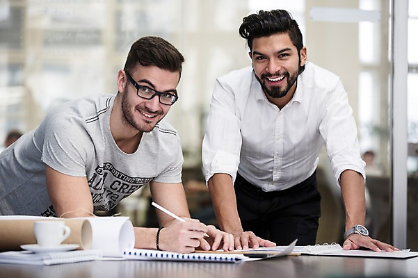 포토 JPG 서양인 외국인 남자 회의 협력 실내 서기 상반신 20대 성인 두명 앞모습 사무실 비즈니스맨 동료 성인남자만 국내포토 뷰포인트 비즈니스 관계 모션 사람 인종 청년 내부 직장인 남자만 성인만 파일형식