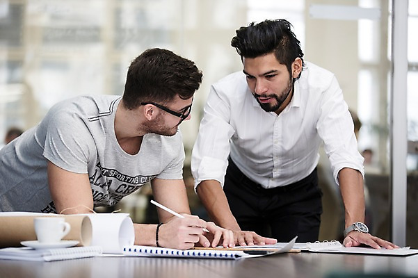 포토 JPG 서양인 외국인 남자 회의 협력 실내 서기 상반신 20대 성인 두명 앞모습 사무실 비즈니스맨 동료 성인남자만 국내포토 뷰포인트 비즈니스 관계 모션 사람 인종 청년 내부 직장인 남자만 성인만 파일형식