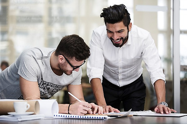 포토 JPG 서양인 외국인 남자 회의 협력 실내 서기 상반신 20대 성인 두명 앞모습 사무실 비즈니스맨 동료 성인남자만 국내포토 뷰포인트 비즈니스 관계 모션 사람 인종 청년 내부 직장인 남자만 성인만 파일형식