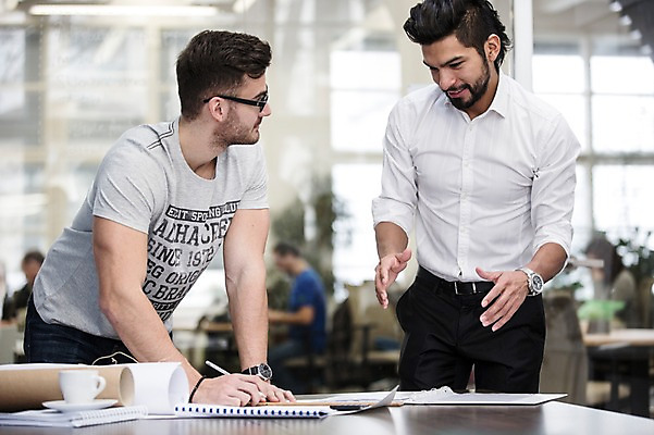 포토 JPG 서양인 외국인 남자 회의 협력 실내 서기 상반신 20대 성인 두명 앞모습 사무실 비즈니스맨 동료 성인남자만 국내포토 뷰포인트 비즈니스 관계 모션 사람 인종 청년 내부 직장인 남자만 성인만 파일형식