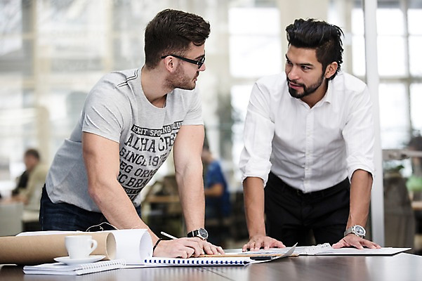 포토 JPG 서양인 외국인 남자 회의 협력 실내 서기 상반신 20대 성인 두명 앞모습 사무실 비즈니스맨 동료 성인남자만 국내포토 뷰포인트 비즈니스 관계 모션 사람 인종 청년 내부 직장인 남자만 성인만 파일형식