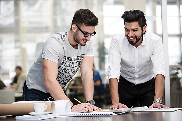 포토 JPG 서양인 외국인 남자 회의 협력 실내 서기 상반신 20대 성인 두명 앞모습 사무실 비즈니스맨 동료 성인남자만 국내포토 뷰포인트 비즈니스 관계 모션 사람 인종 청년 내부 직장인 남자만 성인만 파일형식