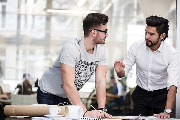 포토 JPG 서양인 외국인 남자 회의 협력 실내 서기 상반신 20대 성인 두명 앞모습 사무실 비즈니스맨 동료 성인남자만 국내포토 뷰포인트 비즈니스 관계 모션 사람 인종 청년 내부 직장인 남자만 성인만 파일형식