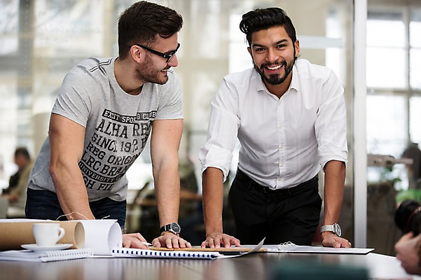 포토 JPG 서양인 외국인 남자 회의 협력 실내 서기 상반신 20대 성인 두명 앞모습 사무실 비즈니스맨 동료 성인남자만 국내포토 뷰포인트 비즈니스 관계 모션 사람 인종 청년 내부 직장인 남자만 성인만 파일형식