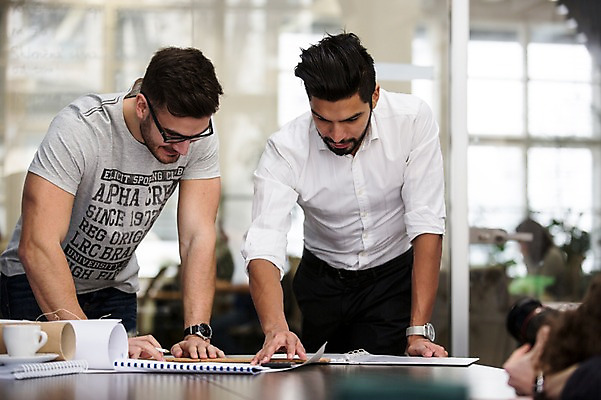 포토 JPG 서양인 외국인 남자 회의 협력 실내 서기 상반신 20대 성인 두명 앞모습 사무실 비즈니스맨 동료 성인남자만 국내포토 뷰포인트 비즈니스 관계 모션 사람 인종 청년 내부 직장인 남자만 성인만 파일형식