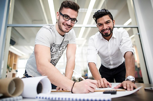 포토 JPG 서양인 외국인 남자 회의 협력 실내 서기 상반신 20대 성인 두명 앞모습 사무실 비즈니스맨 동료 성인남자만 국내포토 뷰포인트 비즈니스 관계 모션 사람 인종 청년 내부 직장인 남자만 성인만 파일형식