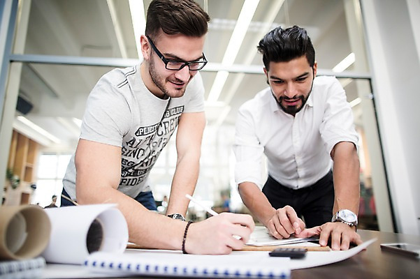 포토 JPG 서양인 외국인 남자 회의 협력 실내 서기 상반신 20대 성인 두명 앞모습 사무실 비즈니스맨 동료 성인남자만 국내포토 뷰포인트 비즈니스 관계 모션 사람 인종 청년 내부 직장인 남자만 성인만 파일형식