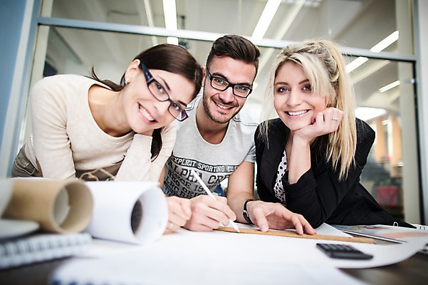 포토 JPG 서양인 외국인 여자 남자 회사 협력 실내 서기 상반신 20대 성인 앞모습 세명 사무실 비즈니스맨 비즈니스우먼 동료 즐거움 국내포토 감정 뷰포인트 비즈니스 관계 모션 사람 인종 청년 내부 직장인 파일형식