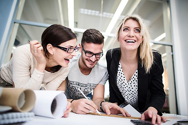 포토 JPG 서양인 외국인 여자 남자 회사 협력 실내 서기 상반신 20대 성인 앞모습 세명 사무실 비즈니스맨 비즈니스우먼 동료 즐거움 국내포토 감정 뷰포인트 비즈니스 관계 모션 사람 인종 청년 내부 직장인 파일형식