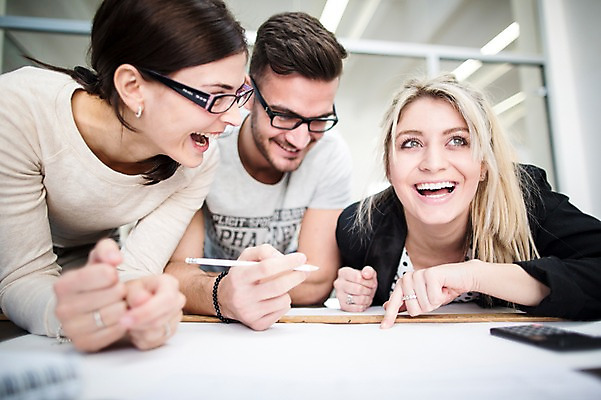 포토 JPG 서양인 외국인 여자 남자 회사 협력 실내 서기 상반신 20대 성인 앞모습 세명 사무실 비즈니스맨 비즈니스우먼 동료 즐거움 국내포토 감정 뷰포인트 비즈니스 관계 모션 사람 인종 청년 내부 직장인 파일형식