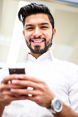 포토 JPG 서양인 외국인 남자 회사 휴식 실내 한명 들기 앉기 상반신 20대 성인 앞모습 스마트폰 비즈니스맨 성인남자한명만 국내포토 1 뷰포인트 컨셉 비즈니스 모션 사람 인종 청년 내부 핸드폰 스마트기기 직장인 남자한명만 성인남자만 파일형식