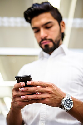 포토 JPG 서양인 외국인 남자 회사 휴식 실내 한명 들기 앉기 상반신 20대 성인 앞모습 스마트폰 비즈니스맨 성인남자한명만 국내포토 1 뷰포인트 컨셉 비즈니스 모션 사람 인종 청년 내부 핸드폰 스마트기기 직장인 남자한명만 성인남자만 파일형식