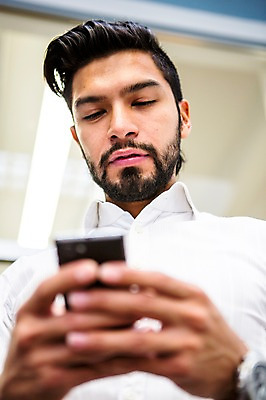 포토 JPG 서양인 외국인 남자 회사 휴식 실내 한명 들기 앉기 상반신 20대 성인 앞모습 스마트폰 비즈니스맨 성인남자한명만 국내포토 1 뷰포인트 컨셉 비즈니스 모션 사람 인종 청년 내부 핸드폰 스마트기기 직장인 남자한명만 성인남자만 파일형식