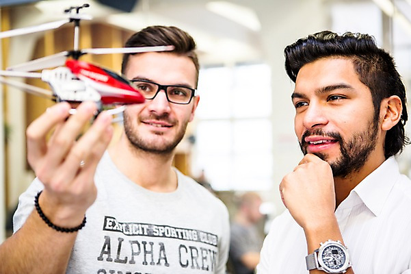 포토 JPG 서양인 외국인 남자 회의 협력 실내 실험 서기 들기 상반신 20대 성인 두명 앞모습 사무실 모형 비즈니스맨 헬리콥터 동료 성인남자만 국내포토 뷰포인트 비즈니스 관계 모션 비행기 사람 인종 청년 내부 직장인 남자만 성인만 파일형식