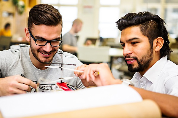 포토 JPG 서양인 외국인 남자 회의 협력 실내 실험 서기 미소 들기 상반신 20대 성인 두명 앞모습 사무실 모형 비즈니스맨 헬리콥터 동료 성인남자만 국내포토 뷰포인트 비즈니스 관계 모션 비행기 표정 사람 인종 청년 내부 직장인 남자만 성인만 파일형식