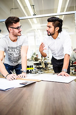 포토 JPG 서양인 외국인 남자 회의 협력 실내 서기 상반신 20대 성인 두명 앞모습 사무실 비즈니스맨 동료 성인남자만 국내포토 뷰포인트 비즈니스 관계 모션 사람 인종 청년 내부 직장인 남자만 성인만 파일형식