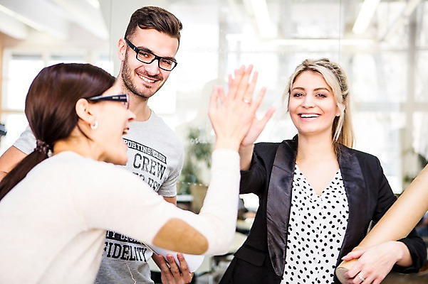 포토 JPG 서양인 외국인 여자 남자 회사 실내 서기 미소 상반신 20대 성인 앞모습 옆모습 세명 사무실 파이팅 비즈니스맨 비즈니스우먼 즐거움 하이파이브 국내포토 감정 뷰포인트 비즈니스 모션 표정 사람 인종 손짓 청년 내부 직장인 파일형식