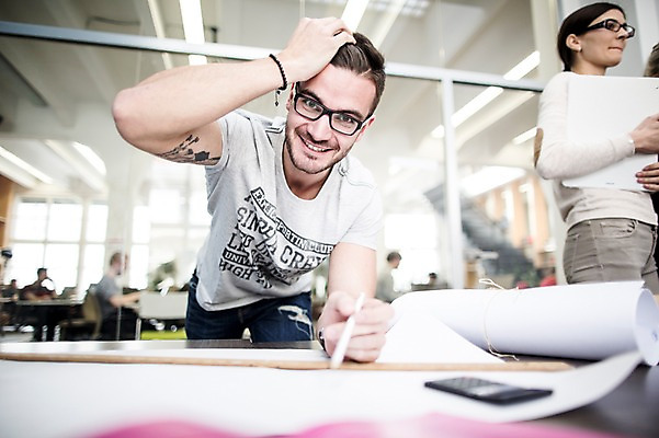 포토 JPG 서양인 외국인 여자 남자 실내 서기 미소 상반신 20대 성인 두명 앞모습 사무실 업무 비즈니스맨 비즈니스우먼 집중 즐거움 국내포토 감정 뷰포인트 컨셉 비즈니스 모션 표정 사람 인종 청년 내부 작업 직장인 파일형식
