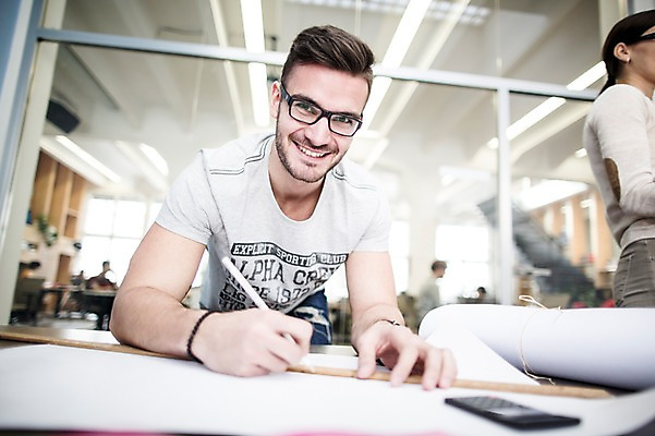포토 JPG 서양인 외국인 여자 남자 실내 서기 미소 상반신 20대 성인 두명 앞모습 사무실 업무 비즈니스맨 비즈니스우먼 집중 즐거움 국내포토 감정 뷰포인트 컨셉 비즈니스 모션 표정 사람 인종 청년 내부 작업 직장인 파일형식