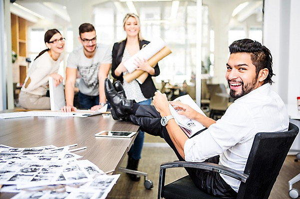포토 JPG 전신 서양인 외국인 여자 남자 회사 실내 서기 미소 앉기 여러명 상반신 20대 성인 앞모습 옆모습 사무실 비즈니스맨 비즈니스우먼 동료 즐거움 리더 팀장 국내포토 감정 뷰포인트 다수 비즈니스 관계 모션 표정 사람 인종 청년 내부 직장인 파일형식