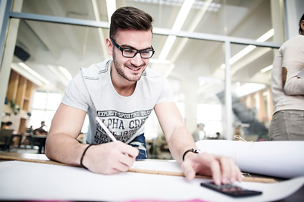 포토 JPG 서양인 외국인 남자 회사 실내 한명 서기 미소 상반신 20대 성인 앞모습 사무실 업무 비즈니스맨 집중 즐거움 성인남자한명만 국내포토 1 감정 뷰포인트 컨셉 비즈니스 모션 표정 사람 인종 청년 내부 작업 직장인 남자한명만 성인남자만 파일형식
