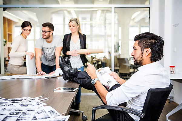 포토 JPG 전신 서양인 외국인 여자 남자 회사 협력 실내 서기 미소 앉기 여러명 상반신 20대 성인 앞모습 옆모습 사무실 비즈니스맨 비즈니스우먼 동료 리더 팀장 국내포토 뷰포인트 다수 비즈니스 관계 모션 표정 사람 인종 청년 내부 직장인 파일형식