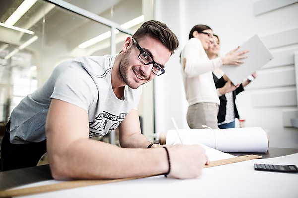 포토 JPG 서양인 외국인 여자 남자 회사 협력 실내 서기 상반신 20대 성인 옆모습 세명 사무실 업무 비즈니스맨 비즈니스우먼 동료 국내포토 뷰포인트 비즈니스 관계 모션 사람 인종 청년 내부 작업 직장인 파일형식