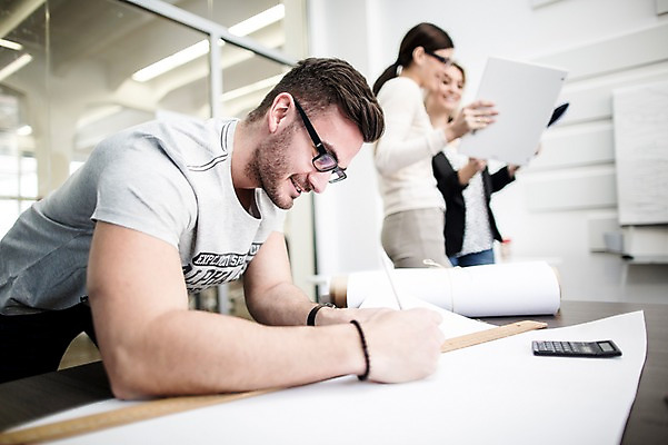 포토 JPG 서양인 외국인 여자 남자 회사 협력 실내 서기 상반신 20대 성인 옆모습 세명 사무실 업무 비즈니스맨 비즈니스우먼 동료 국내포토 뷰포인트 비즈니스 관계 모션 사람 인종 청년 내부 작업 직장인 파일형식