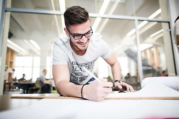 포토 JPG 서양인 외국인 남자 회사 실내 한명 서기 미소 상반신 20대 성인 앞모습 사무실 업무 비즈니스맨 집중 즐거움 성인남자한명만 국내포토 1 감정 뷰포인트 컨셉 비즈니스 모션 표정 사람 인종 청년 내부 작업 직장인 남자한명만 성인남자만 파일형식