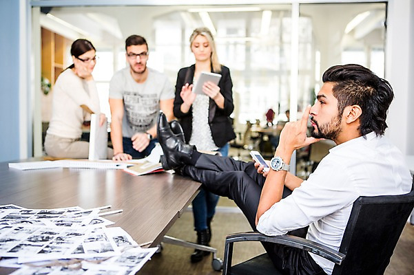 포토 JPG 전신 서양인 외국인 여자 남자 회사 협력 실내 서기 미소 앉기 여러명 상반신 20대 성인 앞모습 옆모습 사무실 비즈니스맨 비즈니스우먼 동료 리더 팀장 국내포토 뷰포인트 다수 비즈니스 관계 모션 표정 사람 인종 청년 내부 직장인 파일형식