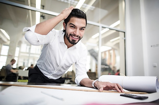 포토 JPG 서양인 외국인 남자 회사 실내 한명 서기 상반신 20대 성인 앞모습 사무실 업무 비즈니스맨 집중 성인남자한명만 국내포토 1 뷰포인트 컨셉 비즈니스 모션 사람 인종 청년 내부 작업 직장인 남자한명만 성인남자만 파일형식