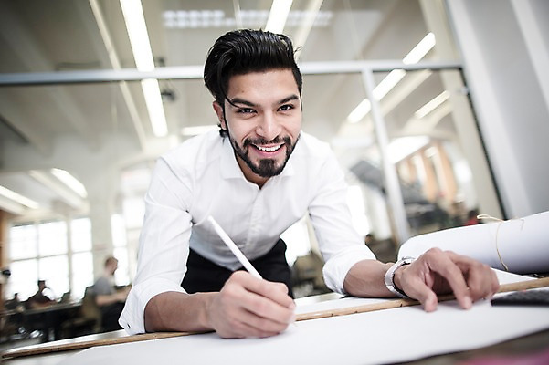 포토 JPG 서양인 외국인 남자 회사 실내 한명 서기 상반신 20대 성인 앞모습 사무실 업무 비즈니스맨 집중 성인남자한명만 국내포토 1 뷰포인트 컨셉 비즈니스 모션 사람 인종 청년 내부 작업 직장인 남자한명만 성인남자만 파일형식