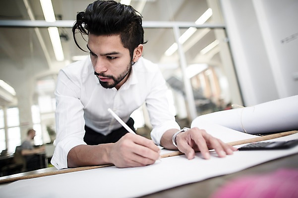포토 JPG 서양인 외국인 남자 회사 실내 한명 서기 상반신 20대 성인 앞모습 사무실 업무 비즈니스맨 집중 성인남자한명만 국내포토 1 뷰포인트 컨셉 비즈니스 모션 사람 인종 청년 내부 작업 직장인 남자한명만 성인남자만 파일형식