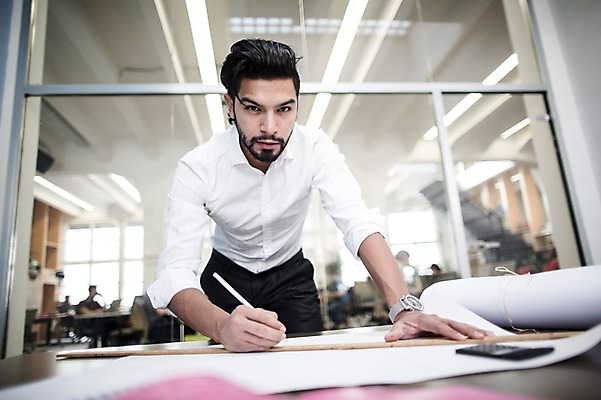 포토 JPG 서양인 외국인 남자 회사 실내 한명 서기 상반신 20대 성인 앞모습 사무실 업무 비즈니스맨 집중 성인남자한명만 국내포토 1 뷰포인트 컨셉 비즈니스 모션 사람 인종 청년 내부 작업 직장인 남자한명만 성인남자만 파일형식