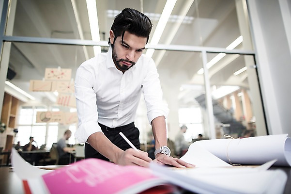 포토 JPG 서양인 외국인 남자 회사 실내 한명 서기 상반신 20대 성인 앞모습 사무실 업무 비즈니스맨 집중 성인남자한명만 국내포토 1 뷰포인트 컨셉 비즈니스 모션 사람 인종 청년 내부 작업 직장인 남자한명만 성인남자만 파일형식