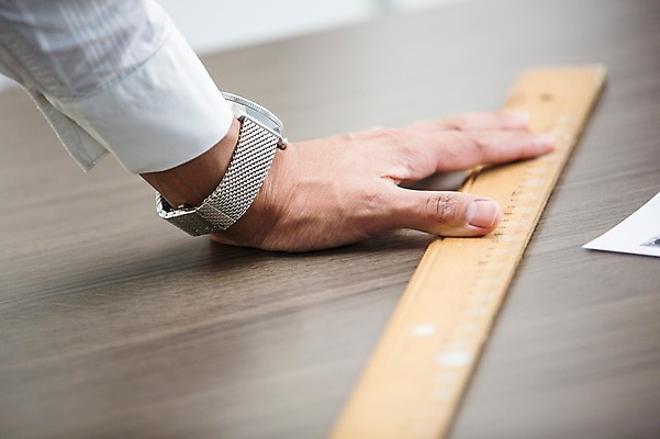 포토 JPG 서양인 외국인 손 남자 회사 실내 자 한명 20대 성인 신체부위 업무 비즈니스맨 집중 책상 측정 성인남자한명만 국내포토 1 가구 컨셉 비즈니스 문구용품 사람 인종 청년 내부 작업 직장인 남자한명만 성인남자만 파일형식