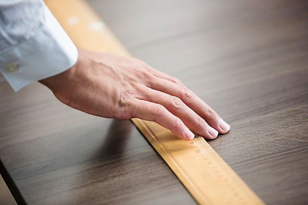 포토 JPG 서양인 외국인 손 남자 회사 실내 자 한명 20대 성인 신체부위 업무 비즈니스맨 집중 책상 측정 성인남자한명만 국내포토 1 가구 컨셉 비즈니스 문구용품 사람 인종 청년 내부 작업 직장인 남자한명만 성인남자만 파일형식