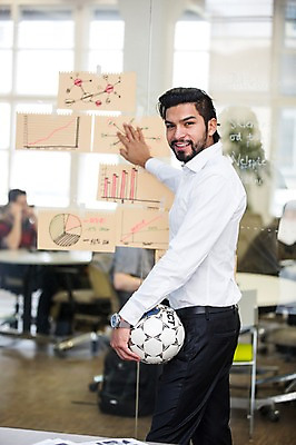 포토 JPG 서양인 외국인 남자 회사 축구공 휴식 실내 한명 서기 들기 상반신 20대 성인 옆모습 사무실 비즈니스맨 성인남자한명만 국내포토 1 뷰포인트 컨셉 비즈니스 공 축구용품 모션 사람 인종 청년 내부 직장인 남자한명만 성인남자만 파일형식